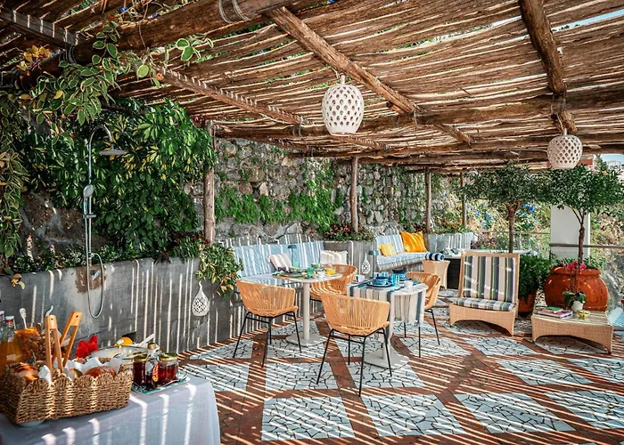Elegant With Sea View Balcony In Oda ve Kahvaltı Positano